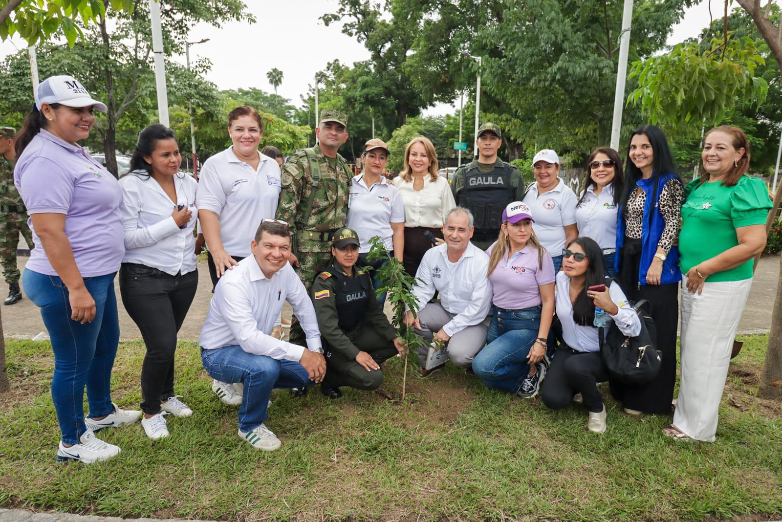Mujeres participaron con la siembra de un árbol