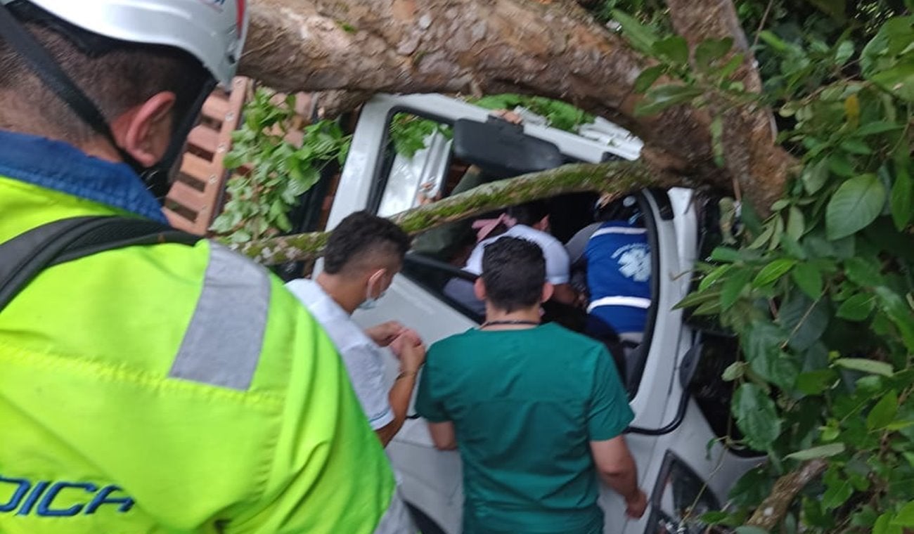 Conductor de turbo quedó atrapado en la cabina tras accidentarse en la vía Armero – Lérida