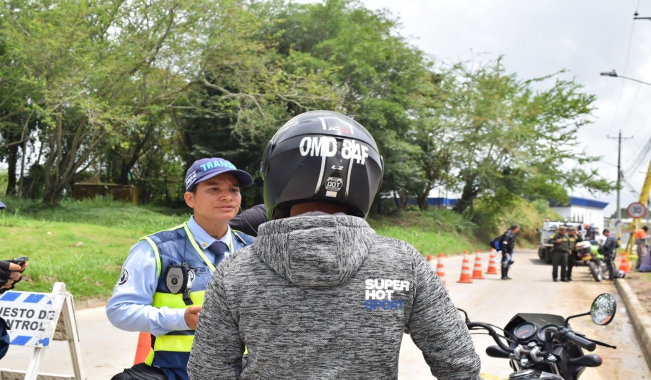 Agentes de tránsito en estrategia contra la accidentalidad en las vías