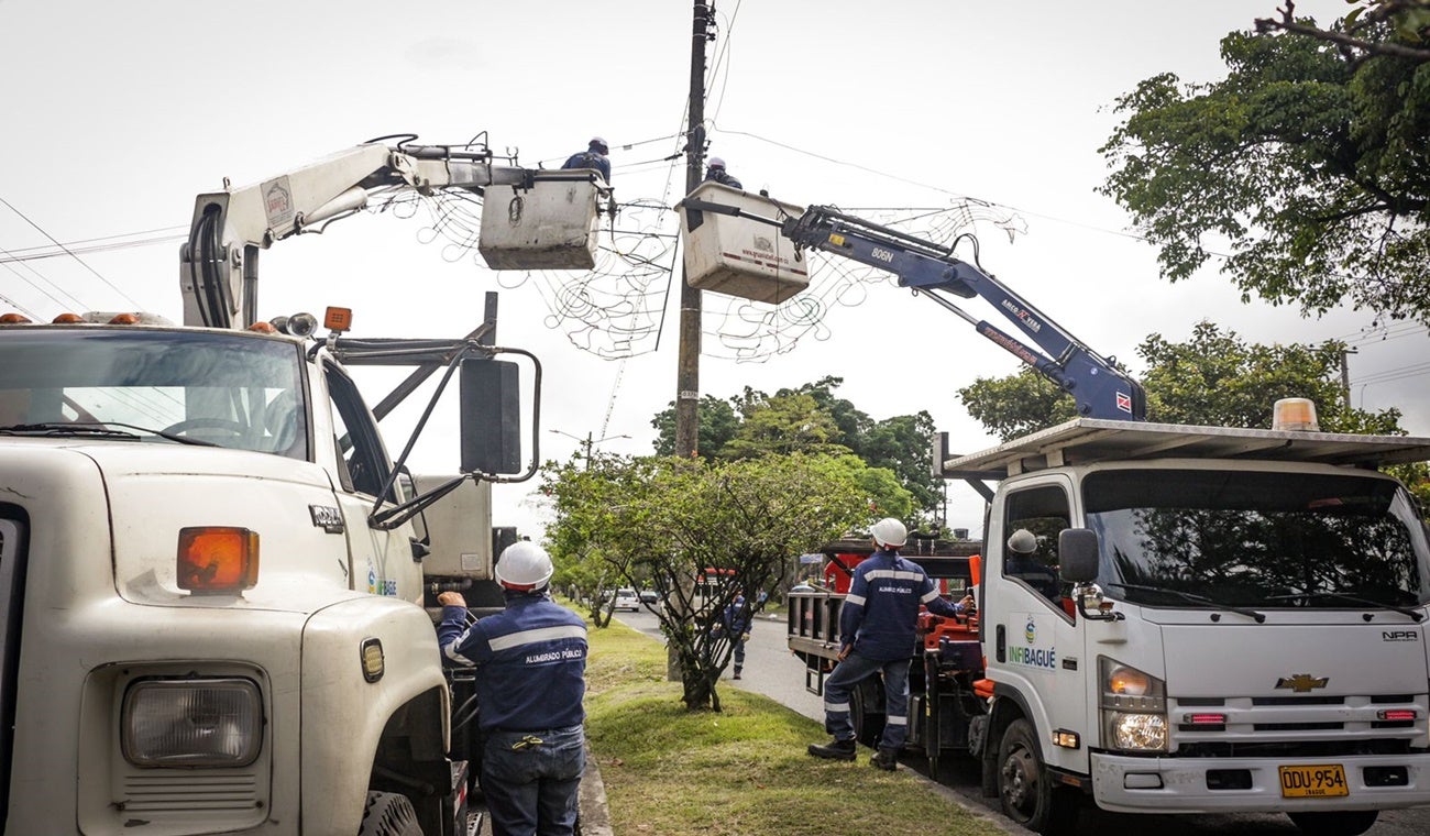 Cuadrillas de Infibagué en instalación del alumbrado navideño