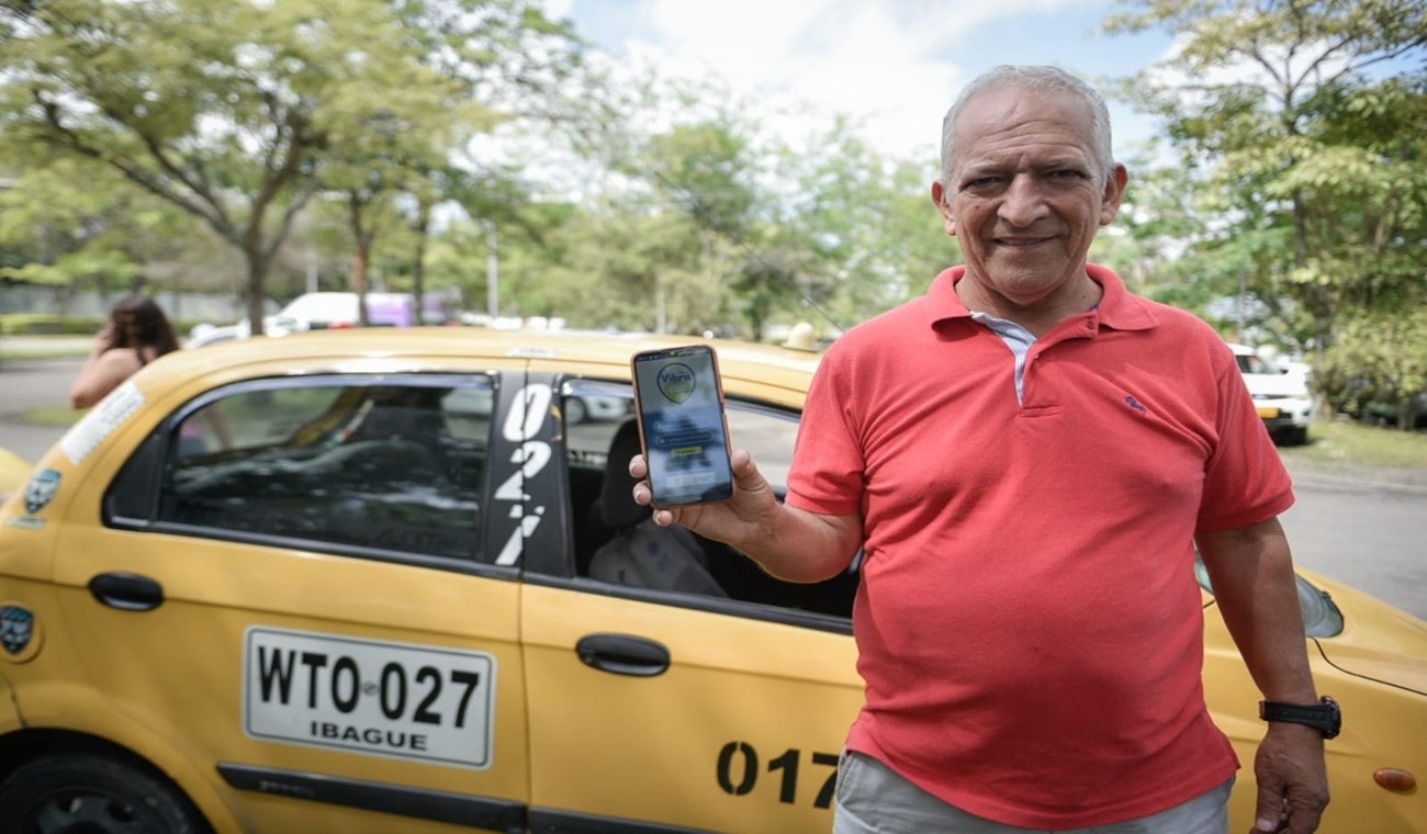 Taxistas de Ibagué usando la App 'Taxi vibra'
