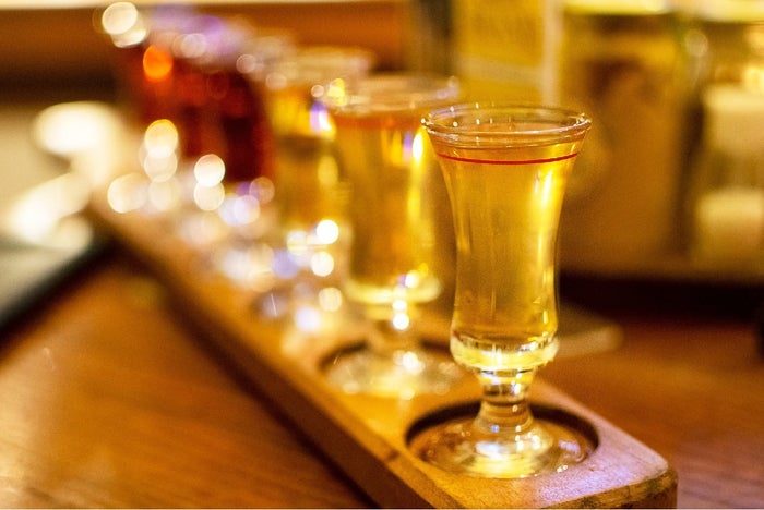 Trago de licor en una mesa