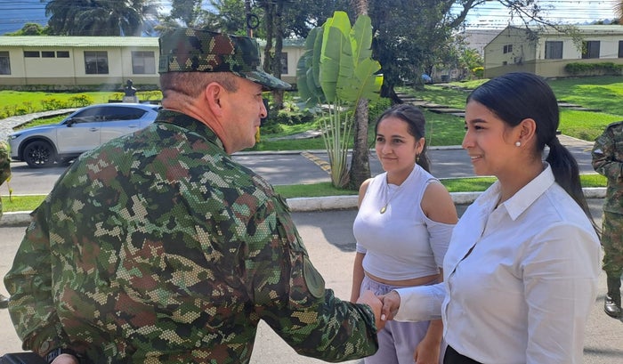 Dos ibaguereñas en el servicio militar