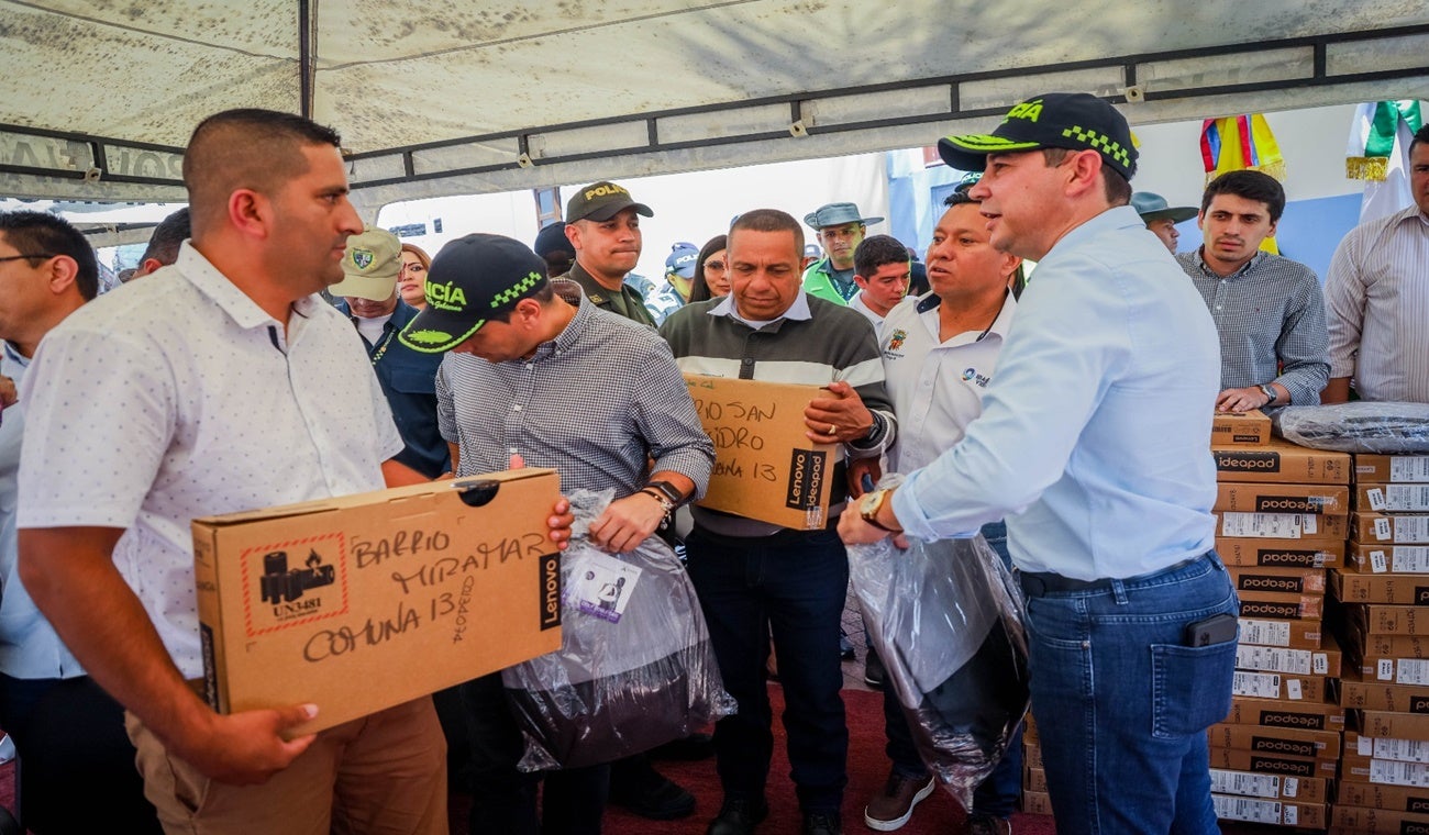 Entrega de dotación tecnológica a Juntas de Acción Comunal de Ibagué
