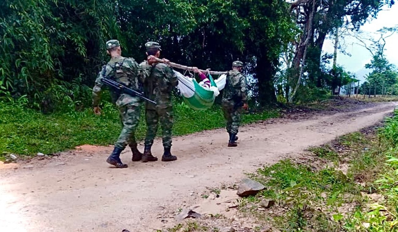 Soldados de la Sexta Brigada trasladaron en camilla a mujer de la tercera edad en zona rural de Ibagué