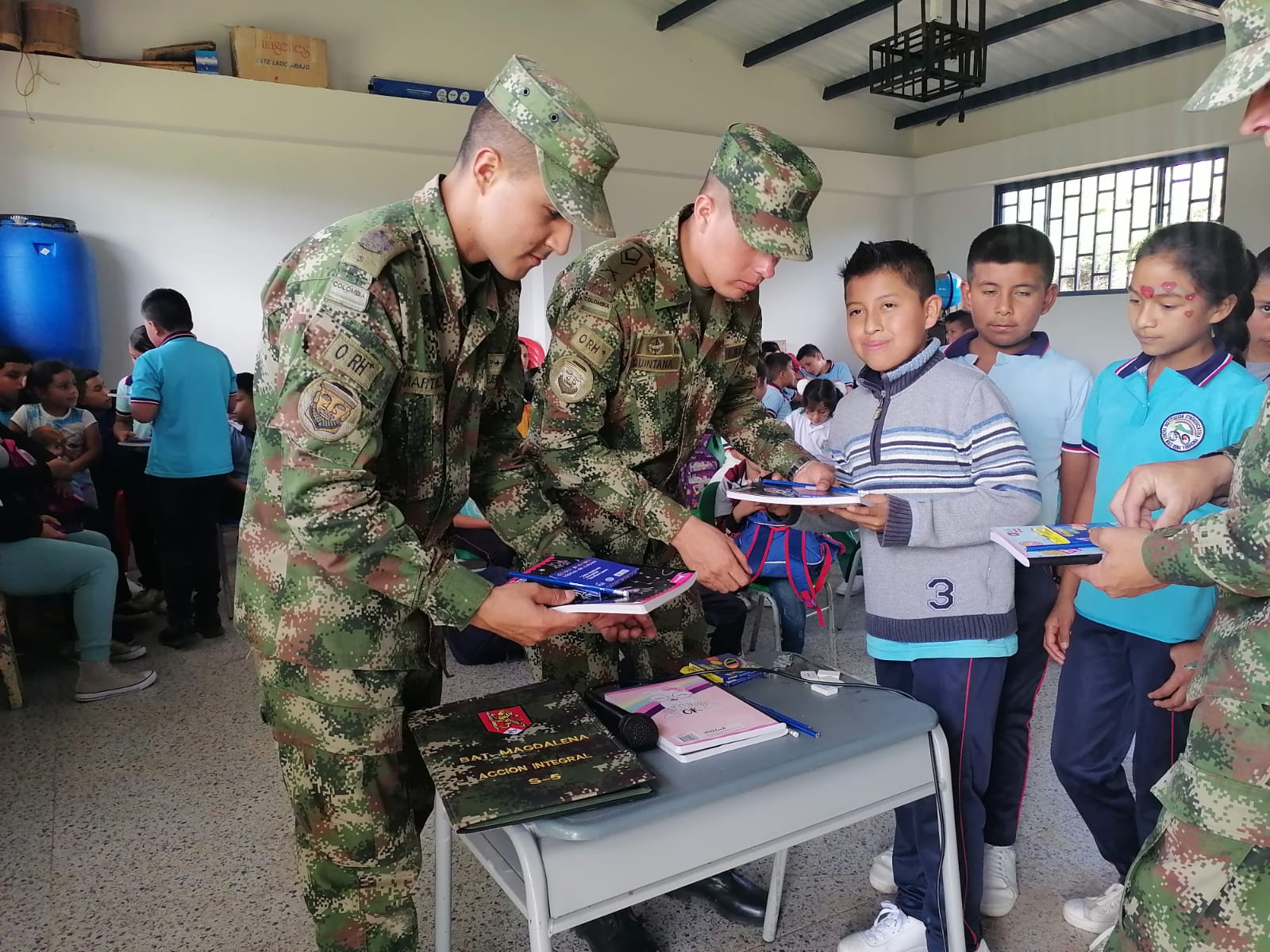 Soldados hicieron entrega de kit escolares a comunidad indígena