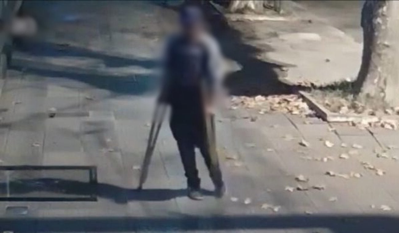 ¡A que no me cogen! Supuesto cojo roba celulares en Lérida y cuando sale a correr se le quita la discapacidad,