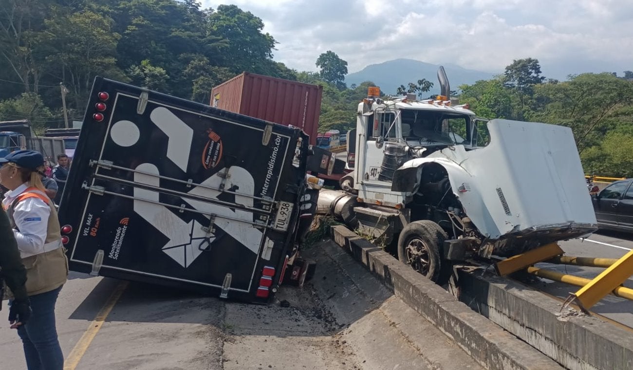 ¡Sin frenos! Tractomula se llevó por delante varios vehículos sobre la Variante de Ibagué