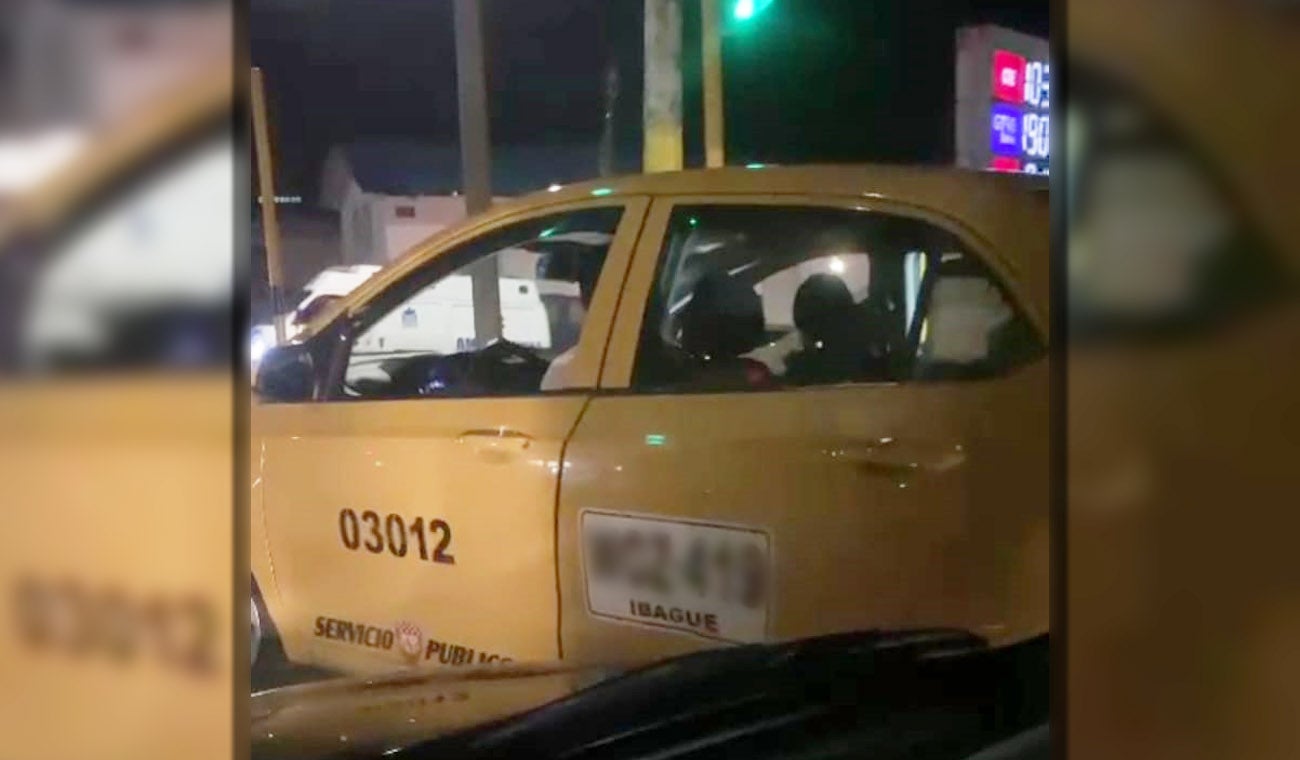 Taxista agrede a familia
