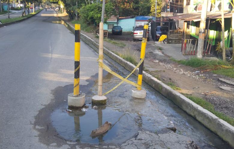Daño alcantarillado sobre vía