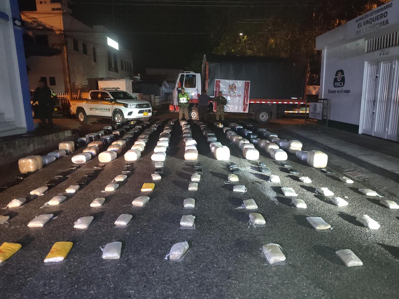 Incautan más de 750 kg de marihuana camuflados en medio de pimentones.