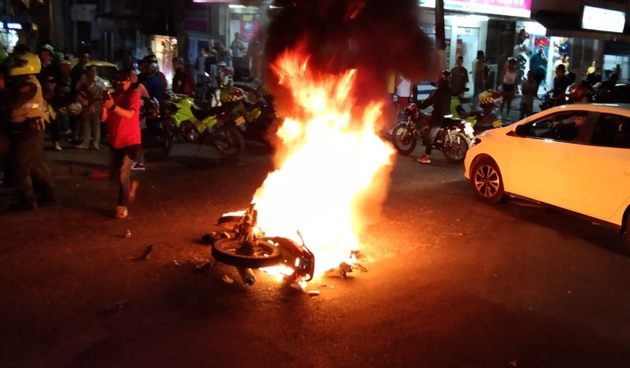 ¡Por ratas! Le quemaron la moto a pareja de ladrones en la 64 con 5ª en Ibagué