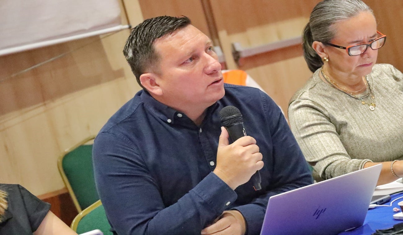 Secretario de Educación Julian Gomez