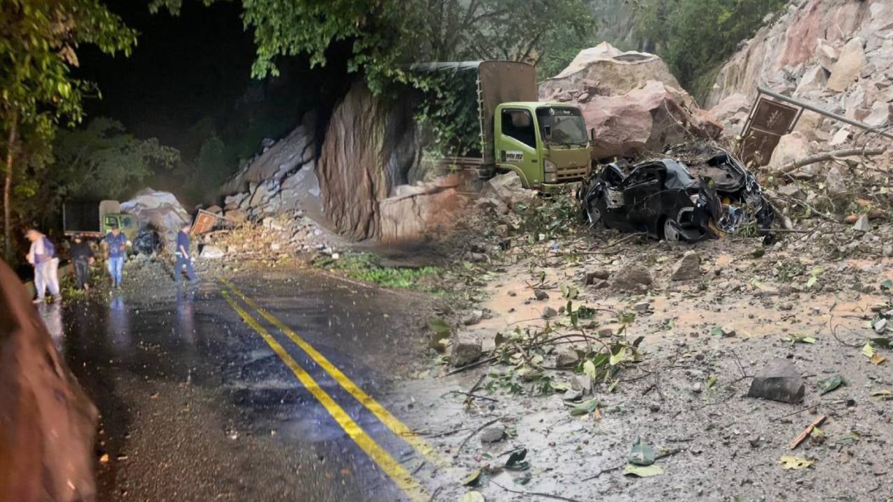 Deslizamiento de tierra y rocas en sector en Perincogo