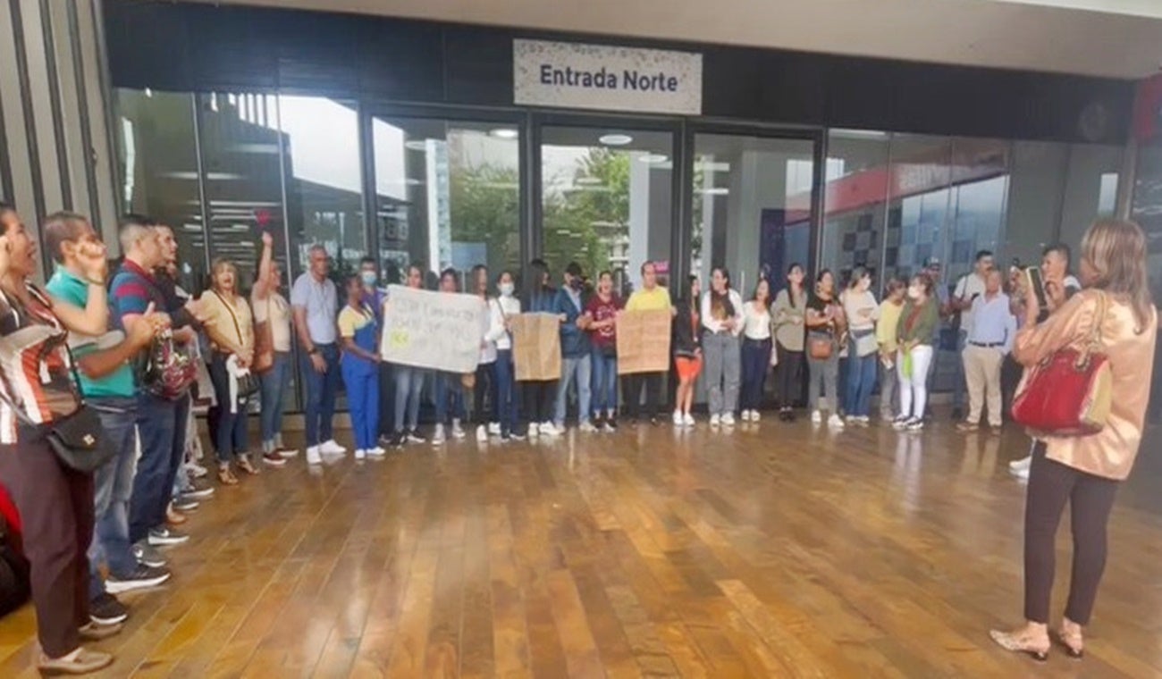 Protesta pacífica frente a Acqua centro comercial