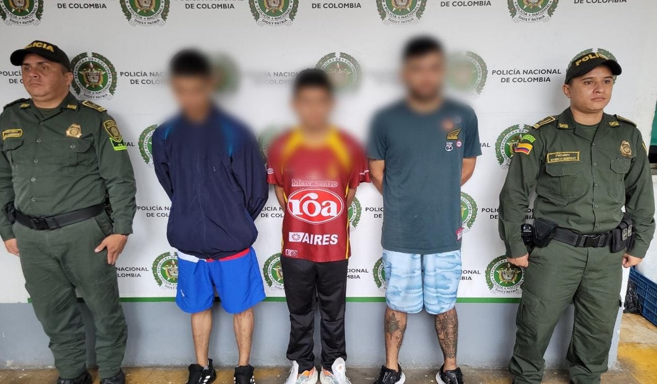 ¡Qué peligro! Capturaron tres sujetos con munición y sustancia estupefaciente en las escaleras de Cerro Gordo en Ibagué