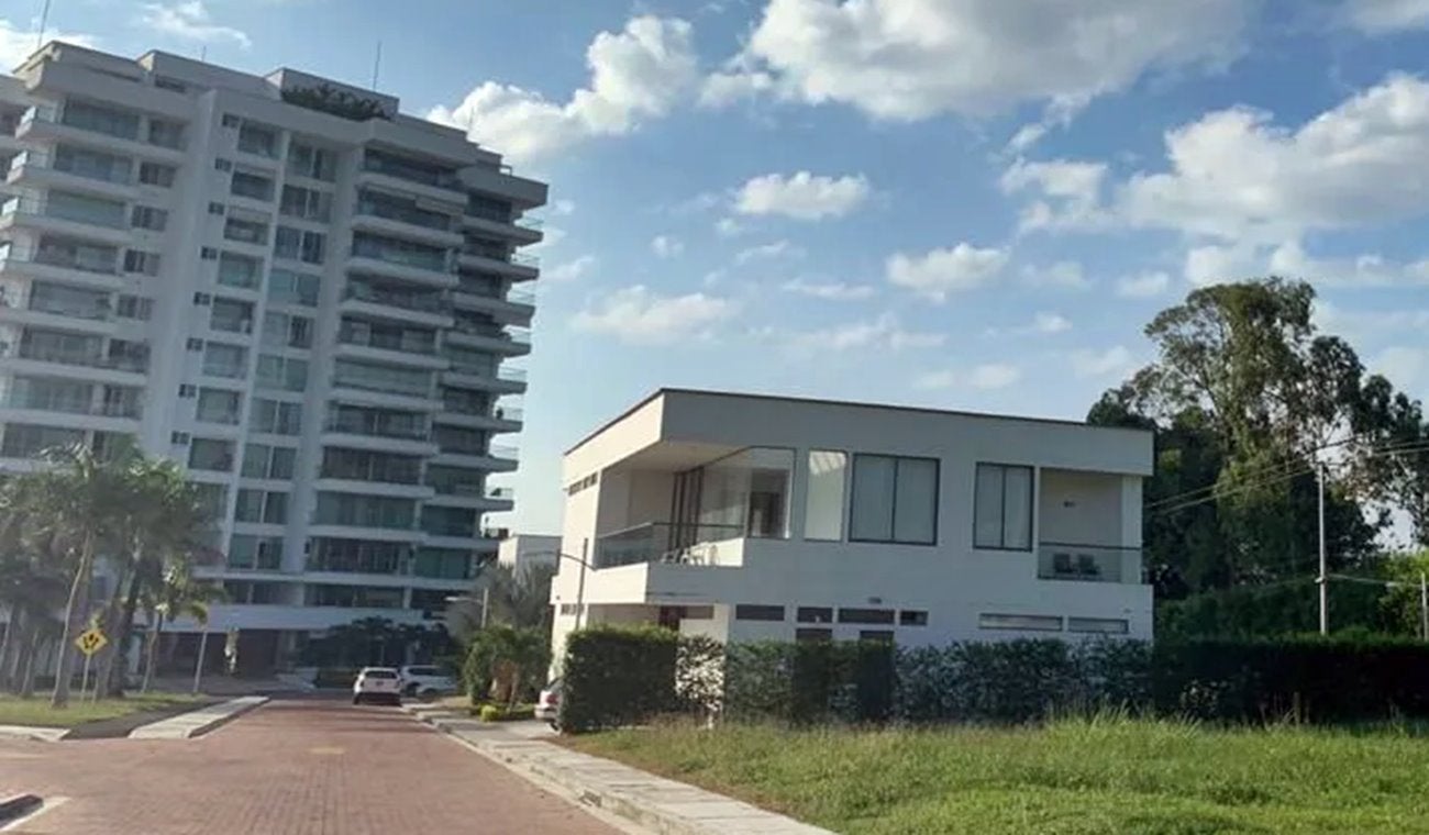 Delincuentes armados atracaron en lujosa vivienda del Golf Club en Ibagué