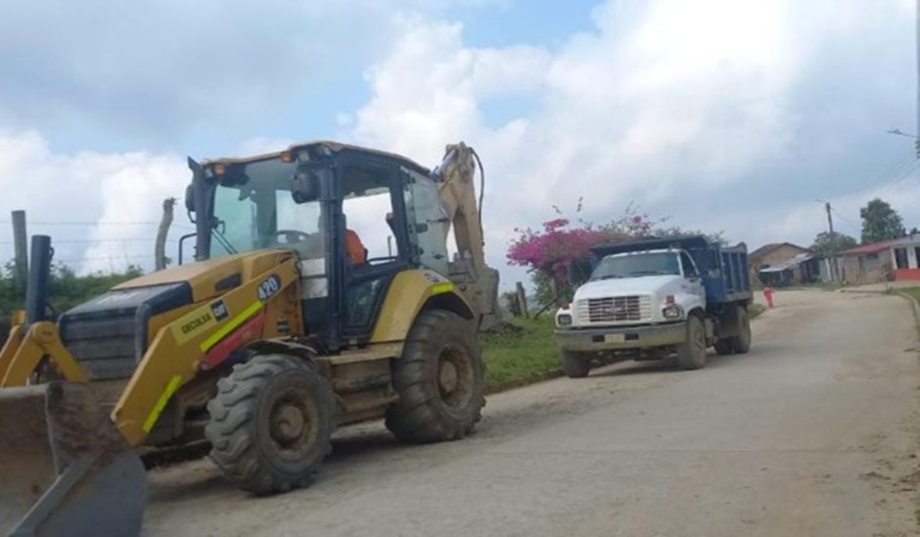 Maquinaria amarilla por el Nevado del Ruiz