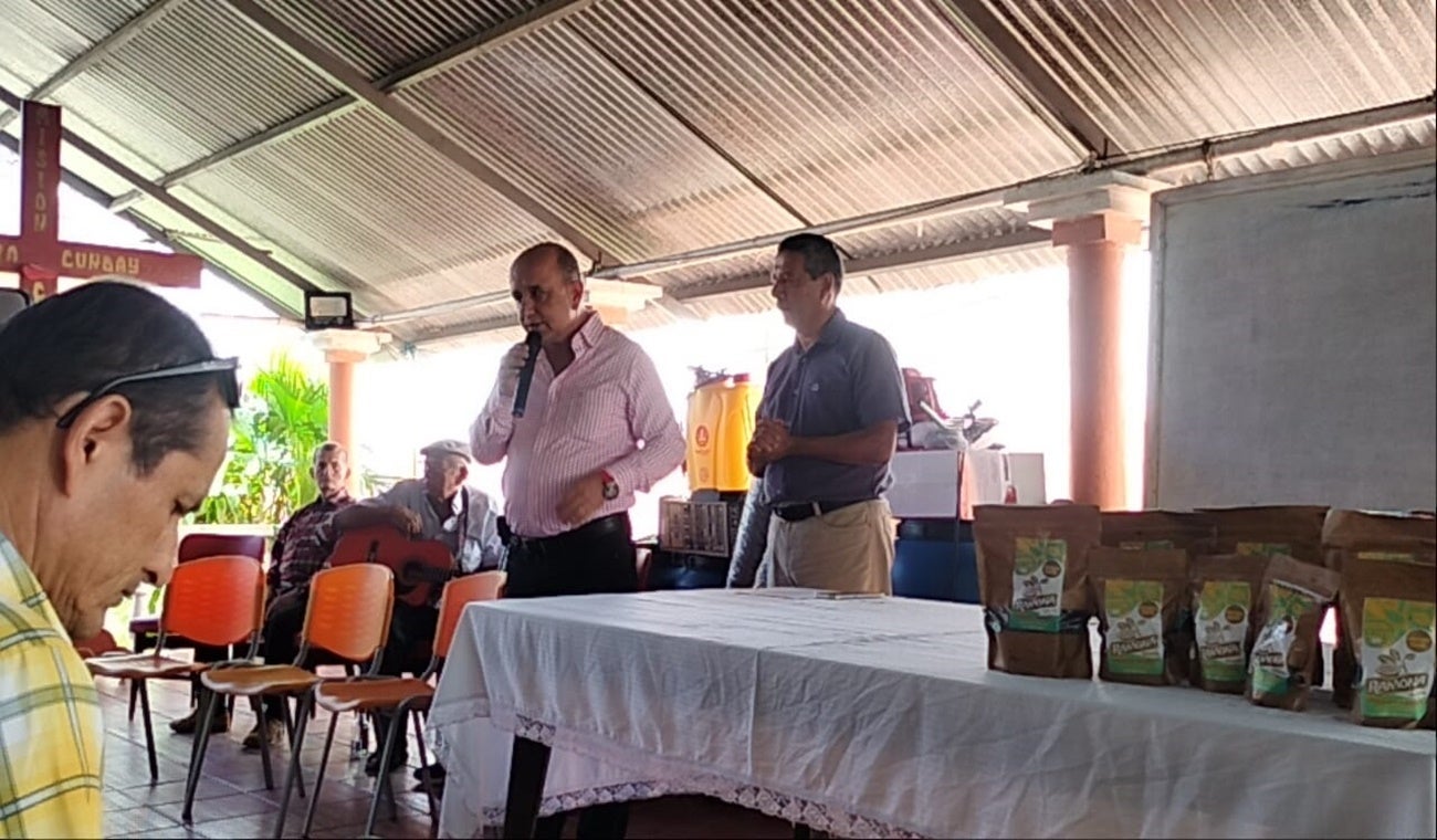 Carlos Reyes diputado en evento ADR