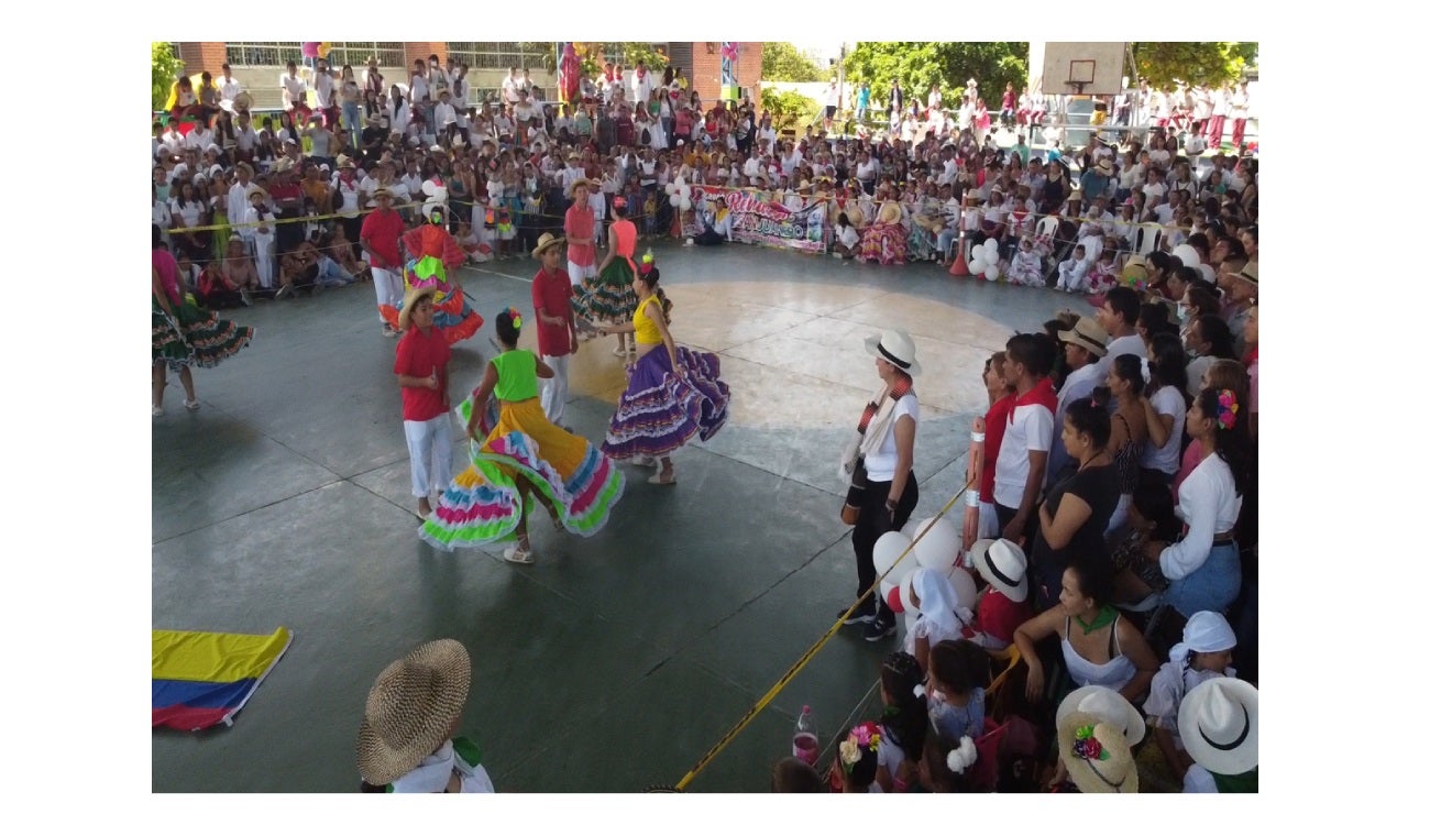 Bailes de jóvenes durante el Festival gastronómico Payandé