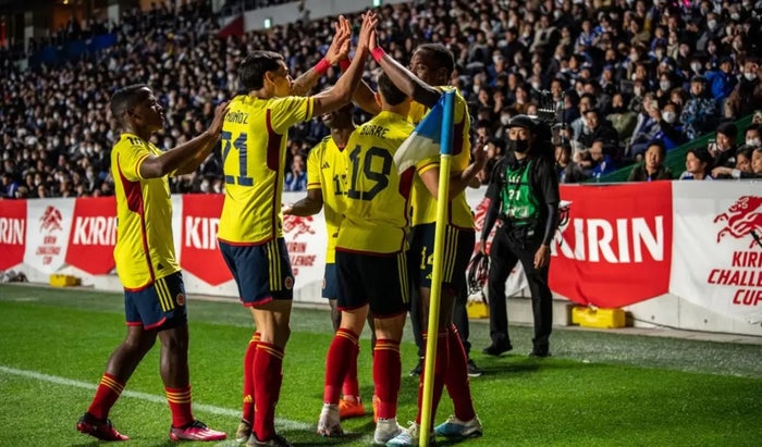 Jugadores de la Selección Colombia celebrando un gol contra Japón en un partido amistoso.