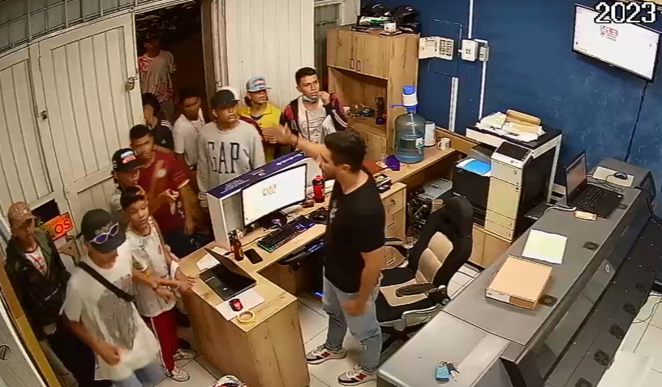 En video: Grupo de delincuentes atracaron una tipografía durante la Marcha Carnaval en Ibagué