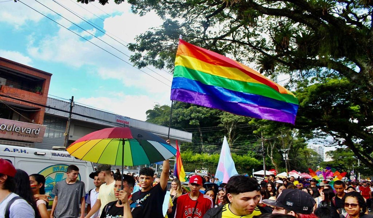Colectivos LGBTIQ+ desfilando por la carrera Quinta en Ibagué