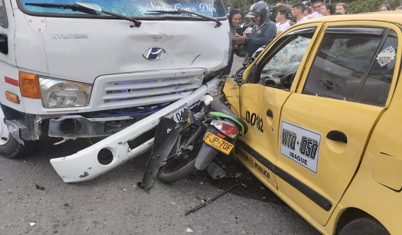 Atención: 9 personas heridas dejó violento choque múltiple frente al conjunto Treviso en Ibagué