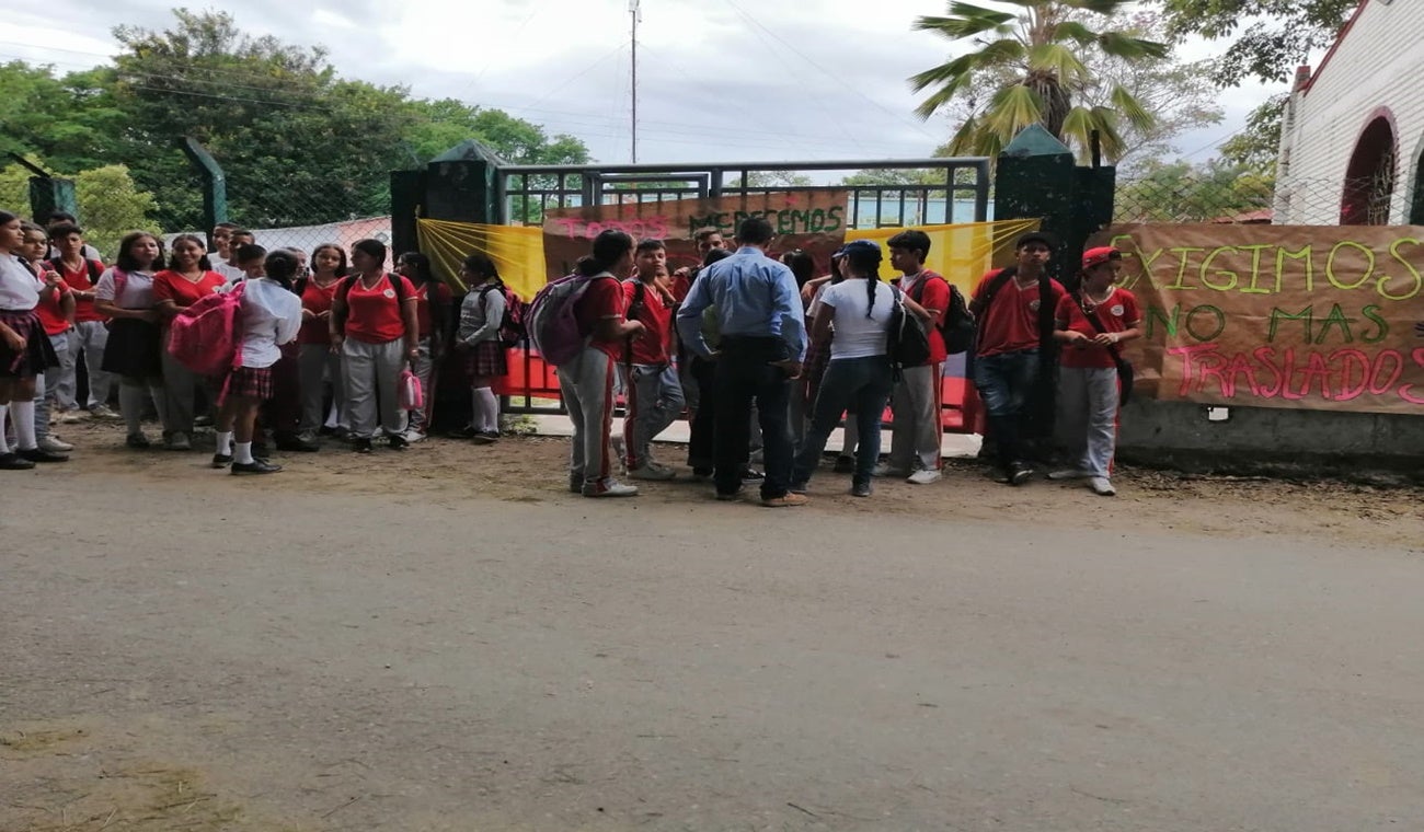 Colegio protesta Saldaña