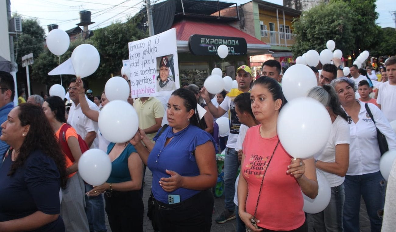 En multitudinaria marcha, los melgarenses exigieron la liberación de la sargento Karina Ramírez y sus hijos