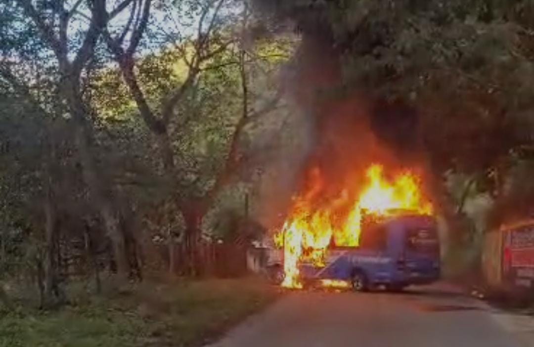Vehículo de servicio público que cubría la ruta la ruta Algeciras, Neiva fue incinerado.