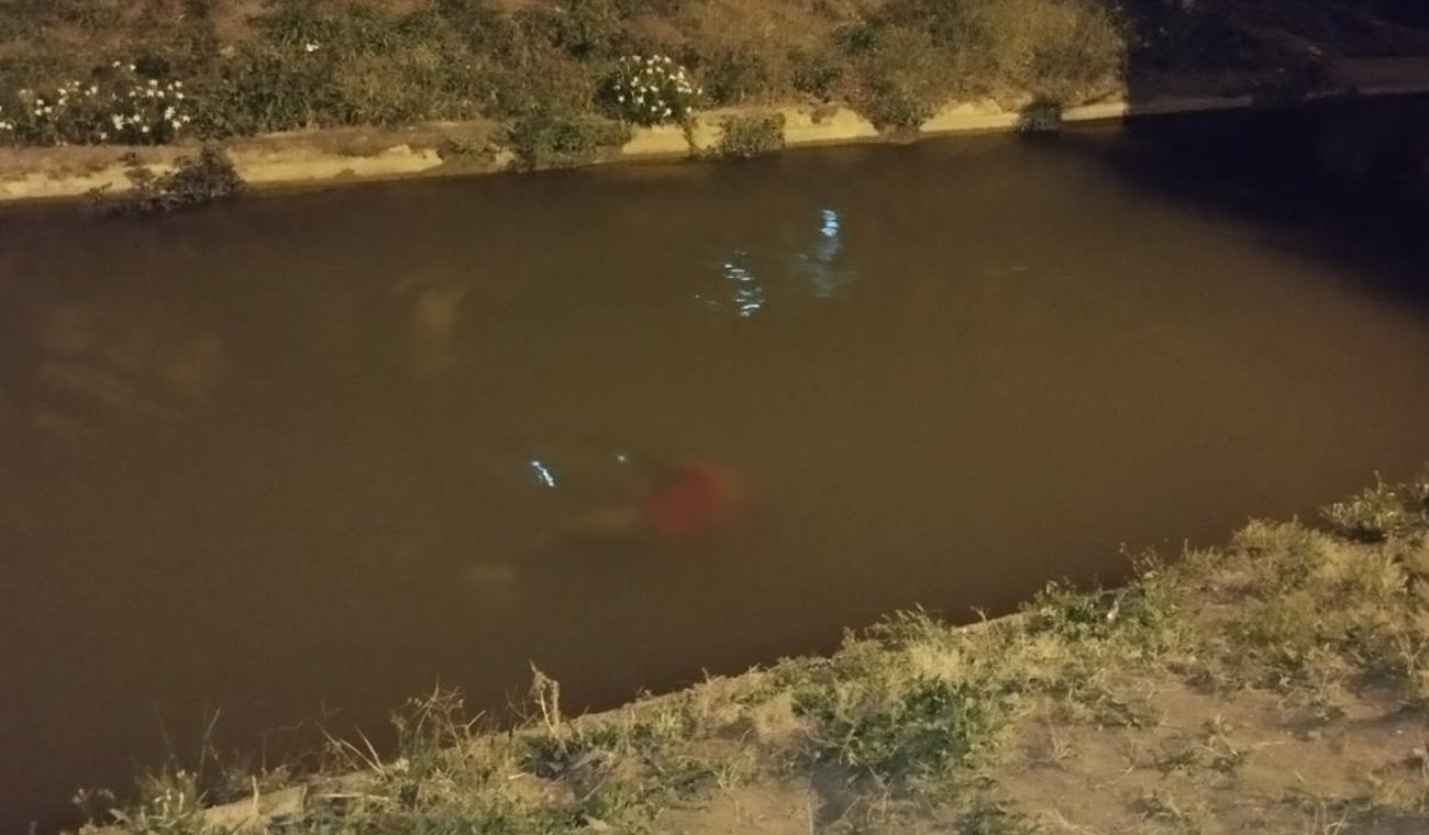 Hallaron un hombre muerto, flotando en el canal de aguas del barrio El Bosque