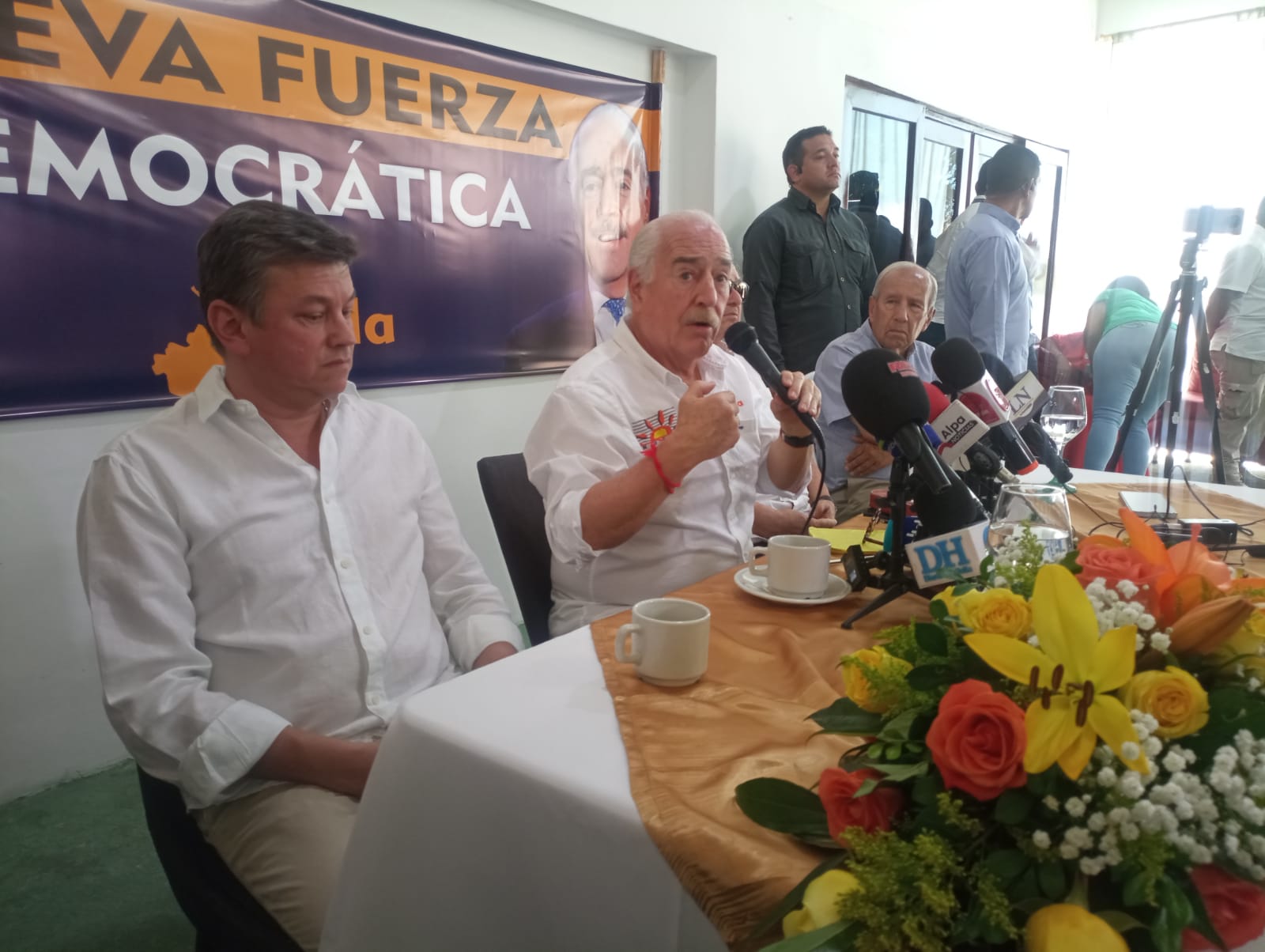 El expresidente Andrés Pastrana entrega avales de La Nueva Fuerza Democrática en el Huila.
