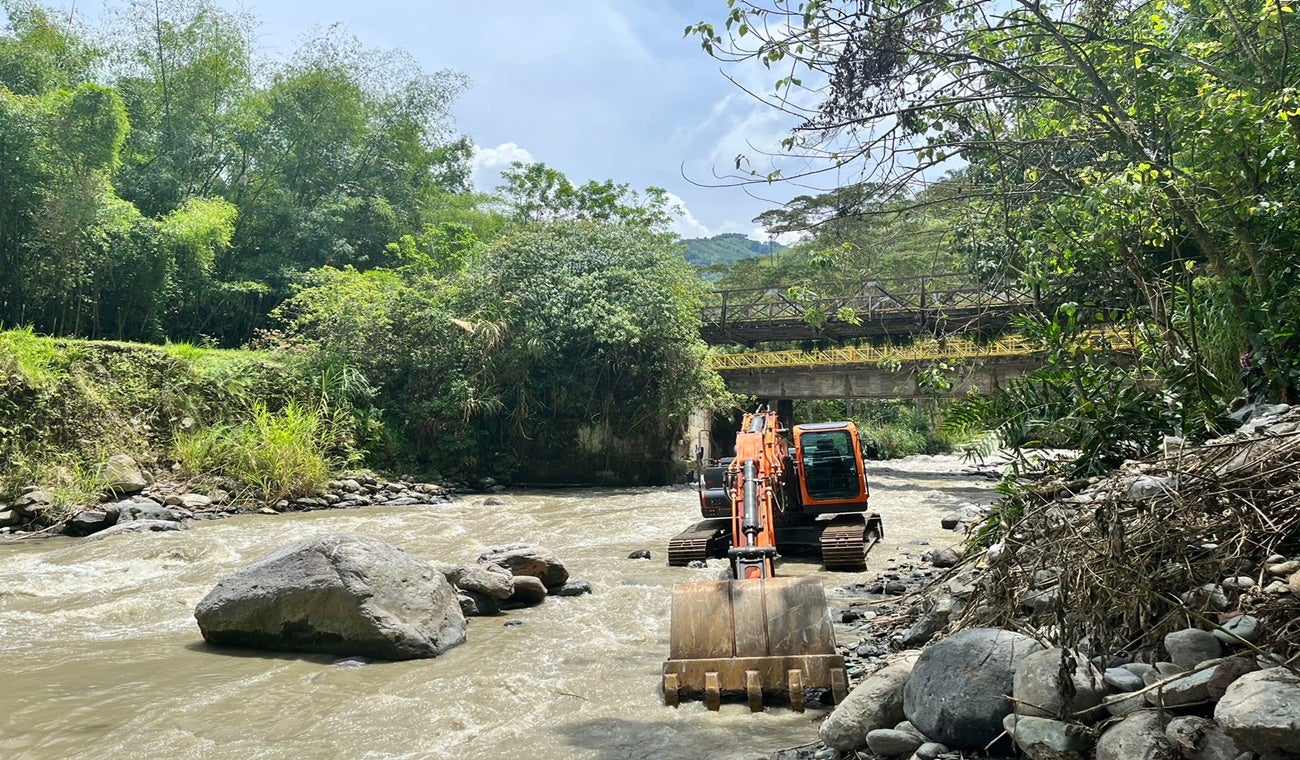 Construcción de jarillones en el río Combeima