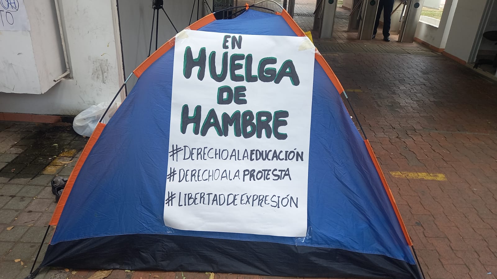 En huelga de hambre estudiante universitaria de la Corhuila en Neiva