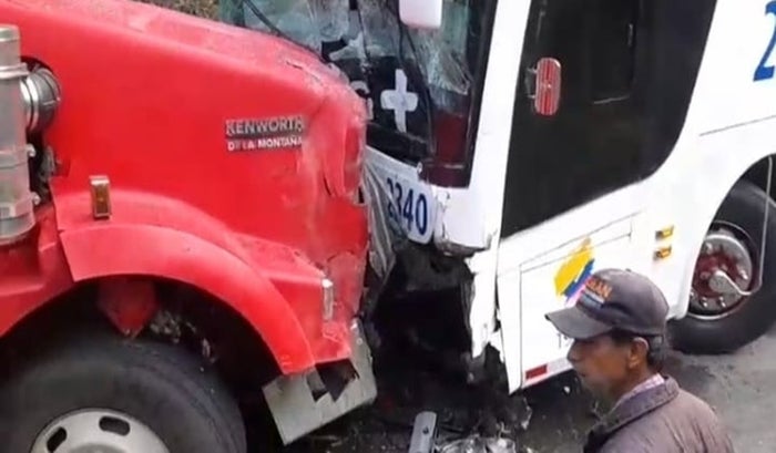 ¡Atención! 13 personas lesionadas tras choque de Bolivariano y camión cisterna en la vía Cajamarca - Ibagué