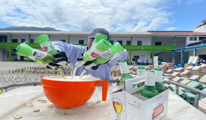 Destrucción licor de contrabando Tolima