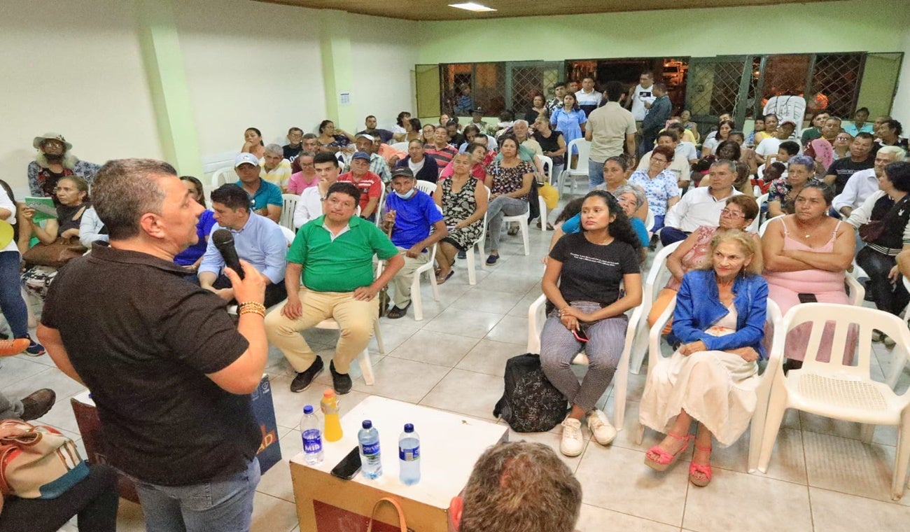 Gobernador en el barrio El Arado