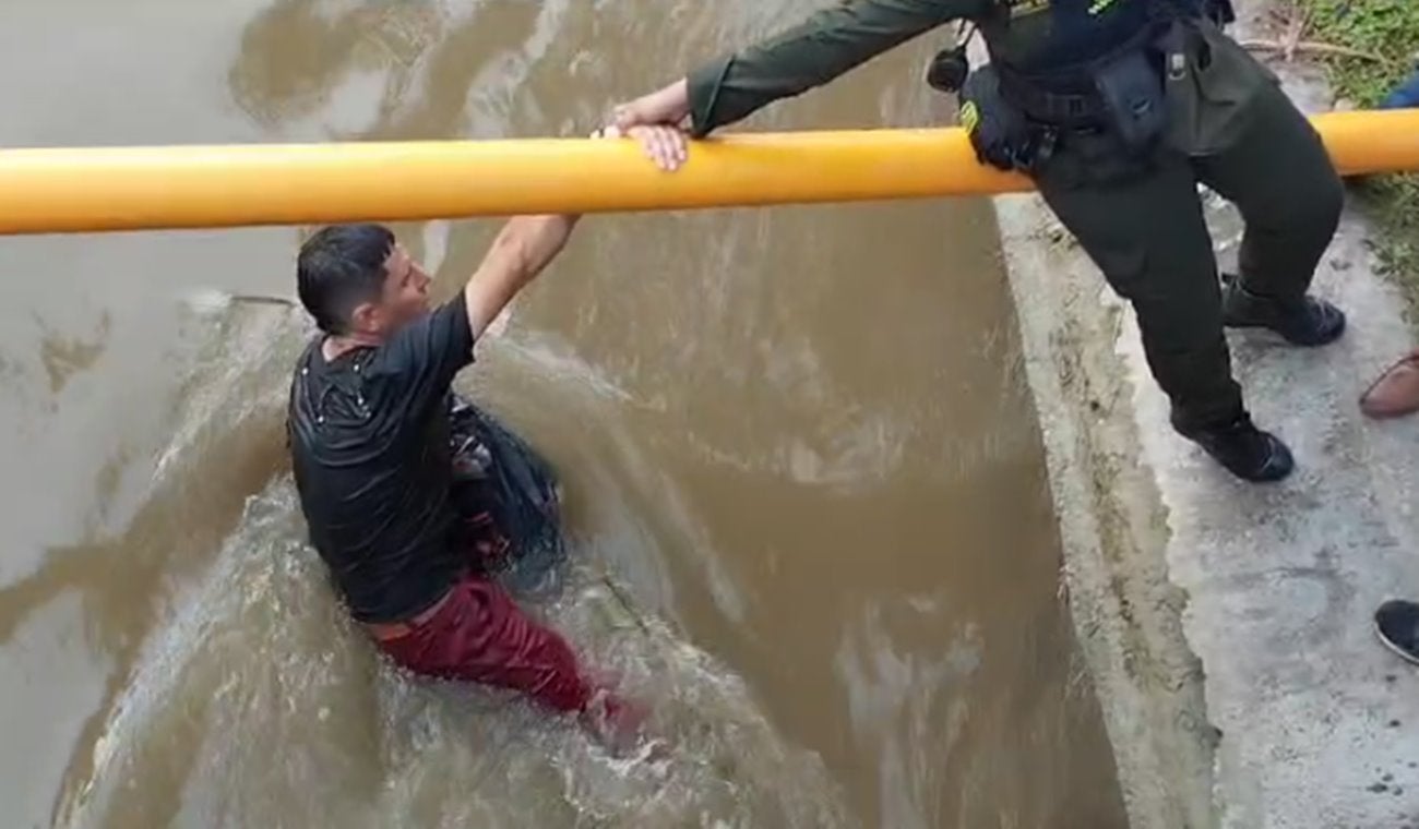 En video: Por más que se lanzó a un caño, capturaron a ladrón extranjero en el barrio Casa Club