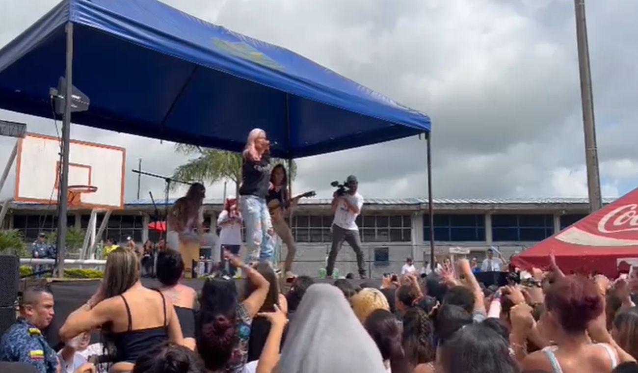 Extra: En video: ‘La Bichota’ Karol G le cantó a las reclusas del COIBA de Picaleña
