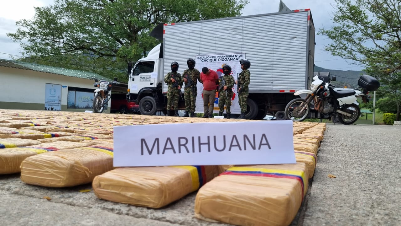 En el occidente del Huila incautan 850 kilos de marihuana que iban para la Guajira.