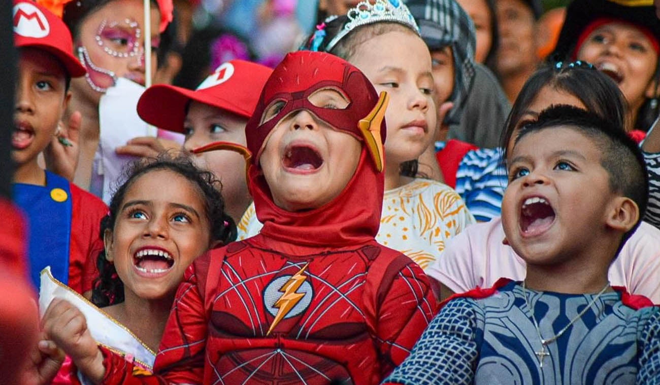 niños felices disfrazados