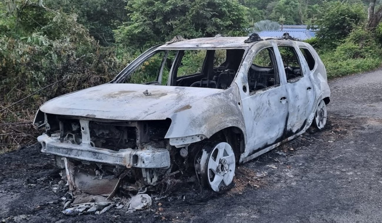 ¡Qué peligro! Dos hombres se salvaron de morir tras prenderse su vehículo en la vía al Totumo