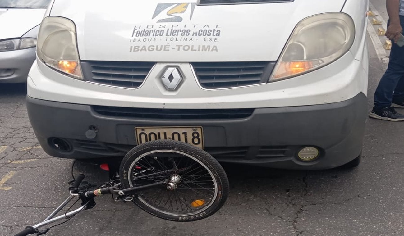 Ambulancia del hospital Federico Lleras arrolló a un ciclista en la 38 con Ferrocarril