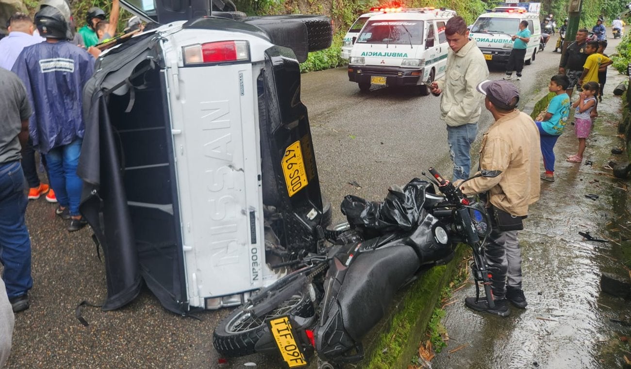 Tres lesionados dejó choque de camioneta con moto en la vía Combeima – Libertador
