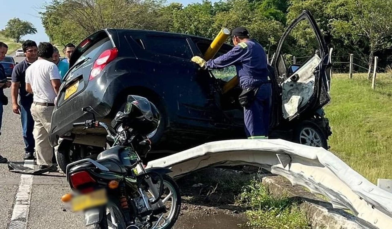 Una persona murió y tres más resultaron heridas tras violento choque de un particular contra una baranda en Saldaña