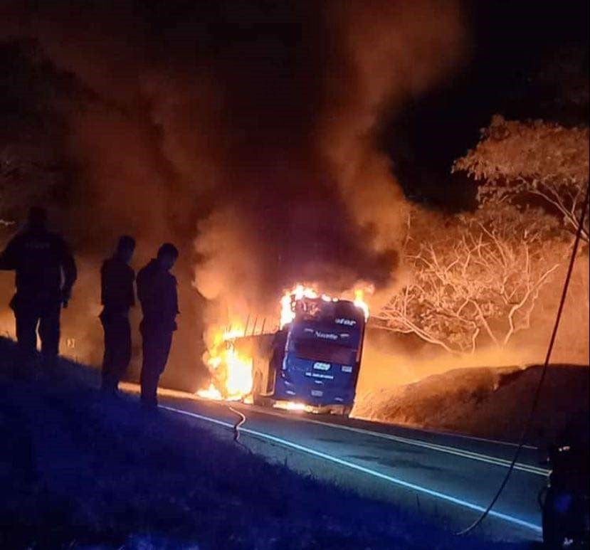 Por no pagar extorsión queman bus en el Huila