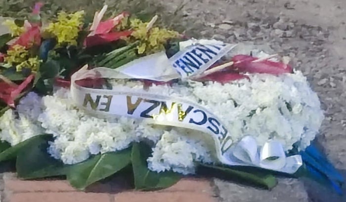 Dejaron corona fúnebre a teniente del INPEC que viene ejerciendo el orden en el COIBA de Picaleña