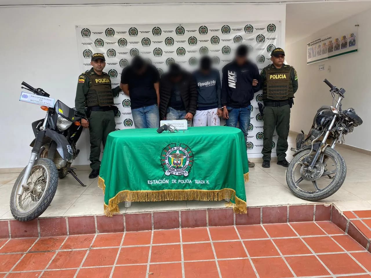 Cuatro presuntos delincuentes fueron entregados amarrados a las autoridades en zona rural de Suaza, Huila