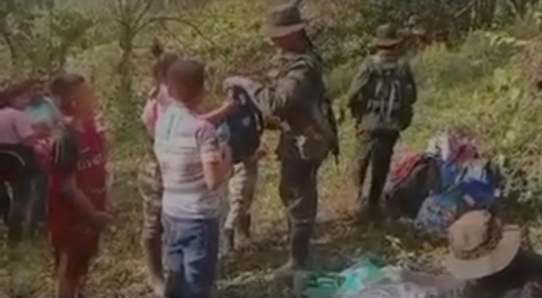 En video quedó registrado el momento en que presuntos disidentes de las Farc entregaban útiles escolares en zona rural de Colombia, Huila